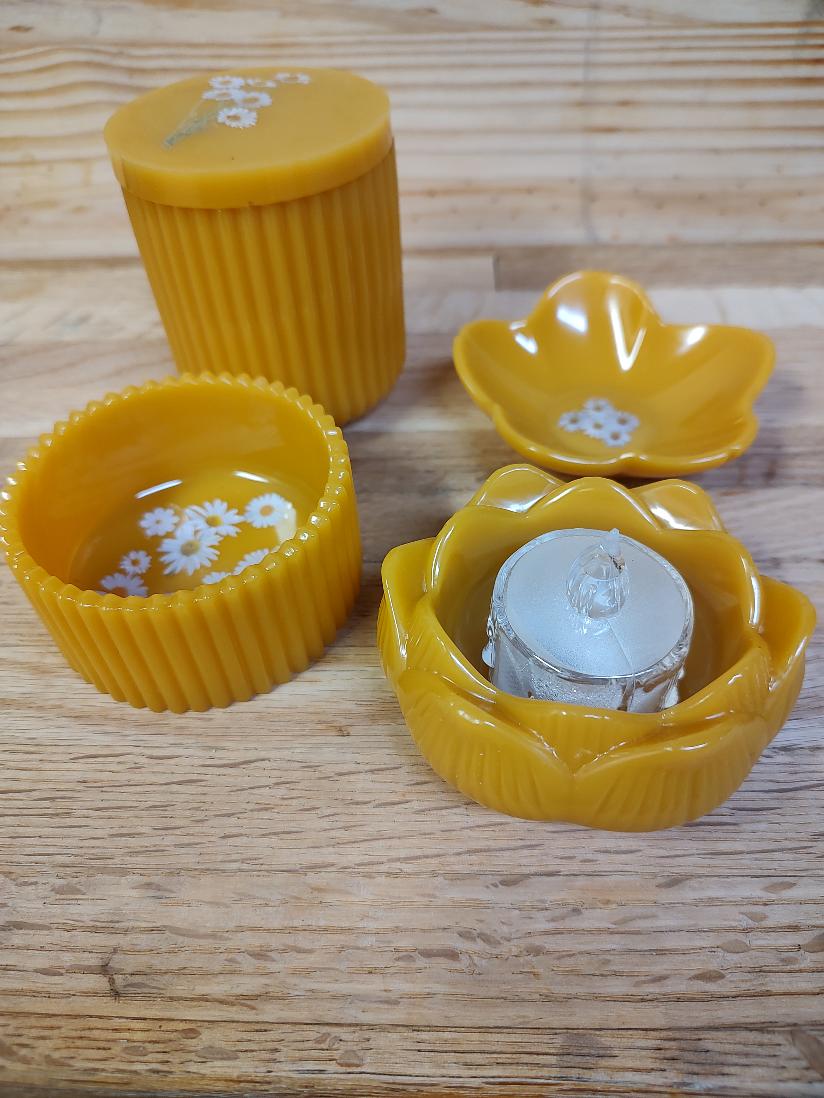 Gold with Daisies Accent Set