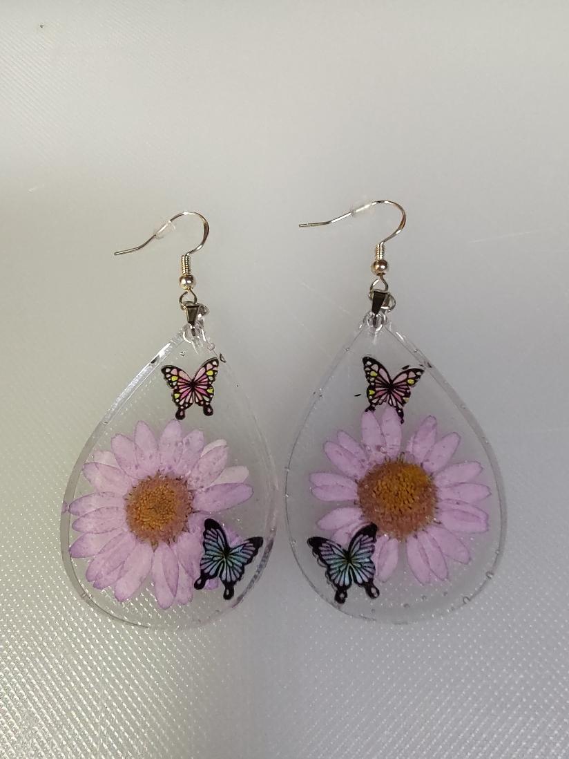 Resin pink daisy teardrop earrings
