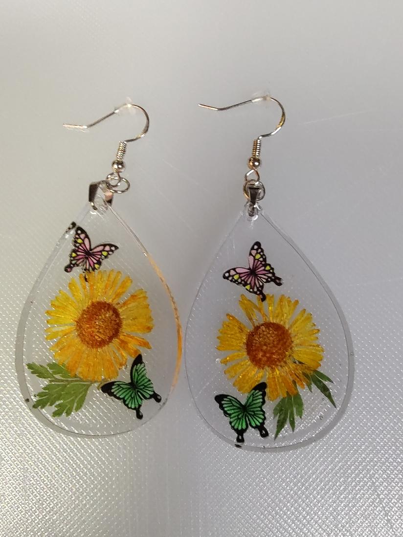 Resin teardrop yellow daisy earrings